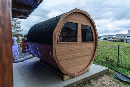 ein kleines Holzboot auf einem Hof in der Unterkunft Villa Balos in Gronków