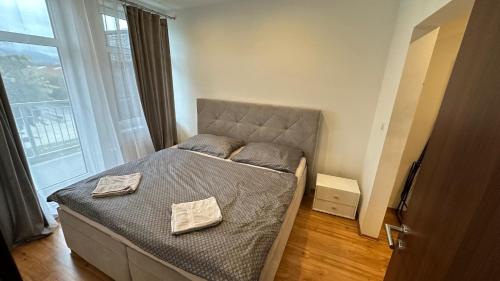1 dormitorio con 1 cama con 2 toallas en 2 room Apartment - Apartmány Chopok en Liptovský Mikuláš
