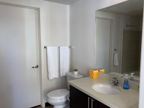 Ένα μπάνιο στο Spacious and Stylish unit