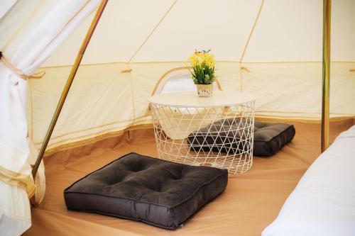 Postel nebo postele na pokoji v ubytování Athena Glamping Khaoyai