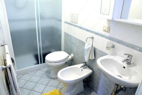 ein Bad mit einem WC und einem Waschbecken in der Unterkunft Casa Giordano in Tramonti