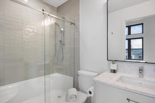 W łazience znajduje się prysznic, toaleta i umywalka. w obiekcie Coastal Haven at THE BEACH HOUSE w mieście Campbell River