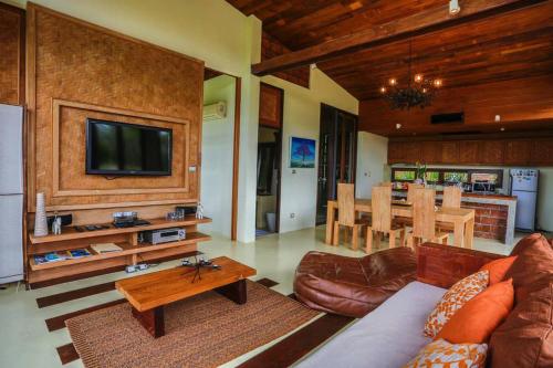 Televisyen dan/atau pusat hiburan di Puripai Villa Wellness & Retreat