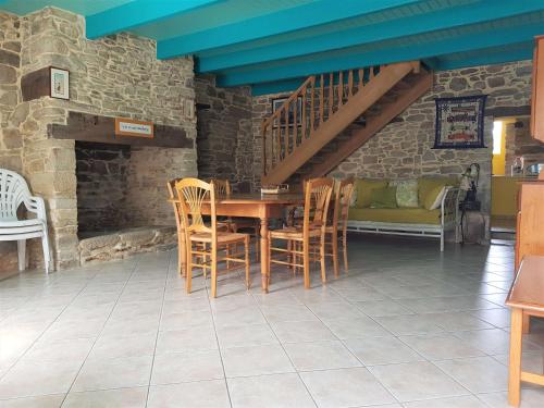 une salle à manger avec une table et des chaises en bois dans l'établissement Maison 4 pièces 6 personnes - LIZ, à Sarzeau