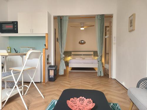 Il comprend un petit salon avec un lit et une cuisine. dans l'établissement Appartement Cosy et Calme - Centre historique, à Montpellier