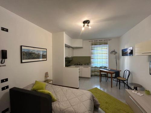 ベルガモにあるComfort Accommodation Residenceのリビングルーム(ベッド1台付)、キッチンが備わります。