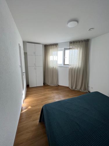Ένα ή περισσότερα κρεβάτια σε δωμάτιο στο Moderne Einliegerwohnung am Park