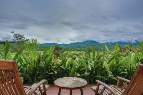Pemandangan gunung umum atau pemandangan gunung yang diambil dari resort