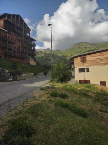 an empty street with a building on the side of the road at Appartement saisonnier Orcières Merlette in Orcières