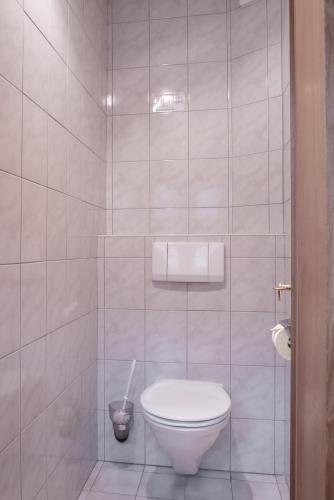 a white bathroom with a toilet in a room at Huber Apartments in Kappl