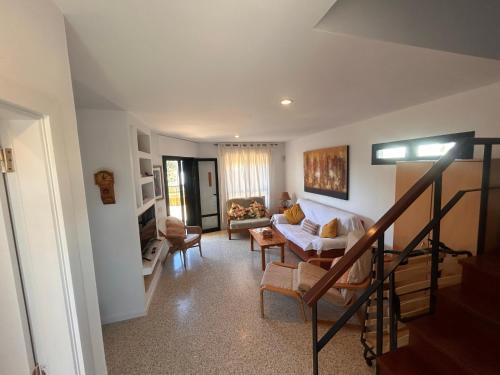 een woonkamer met een bank en een tafel bij Alquilaencanarias Duplex Playa del Médano in El Médano