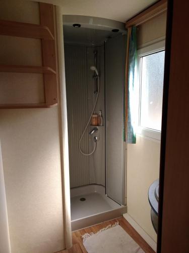 une douche dans une salle de bain avec toilettes dans l'établissement Seaside Holiday getaway for family and friends, au Grau-dʼAgde