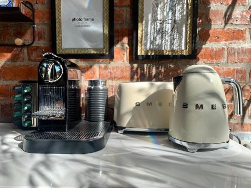 Utensilios para hacer té y café en The Secret Garden Hideaway