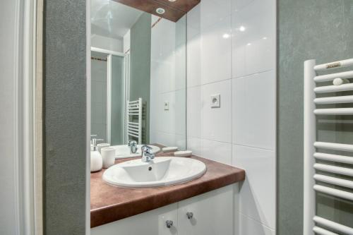 une salle de bain avec un lavabo et un miroir dans l'établissement Kereliza - Studio proche du centre de Vannes, à Vannes
