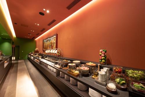 uma fila de bufê em um restaurante com comida em The OneFive Villa Fukuoka em Fukuoka