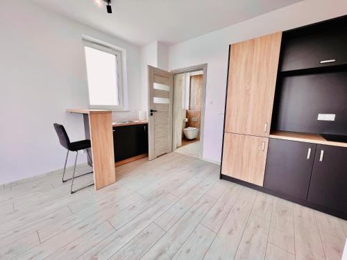 pusty pokój z biurkiem i telewizorem w obiekcie Apartaments Baltycka 37 - Rzeszow w mieście Rzeszów