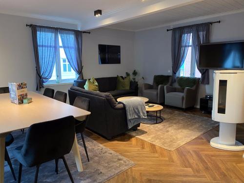 uma sala de estar com um sofá e uma mesa em Enter Tromsø - Luxury 4 Bedroom Apartment em Tromsø