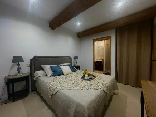 Les Mazets Du Pas في جيرو-لي-بان: غرفة نوم بها سرير مع وعاء من الفواكه عليها