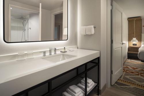 W łazience znajduje się biała umywalka i lustro. w obiekcie San Ramon Marriott w mieście San Ramon