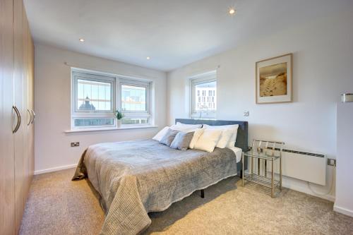 - une chambre avec un lit et 2 fenêtres dans l'établissement Atico, à Newcastle upon Tyne
