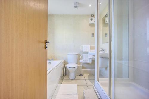 La salle de bains est pourvue de toilettes, d'un lavabo et d'une douche. dans l'établissement Atico, à Newcastle upon Tyne