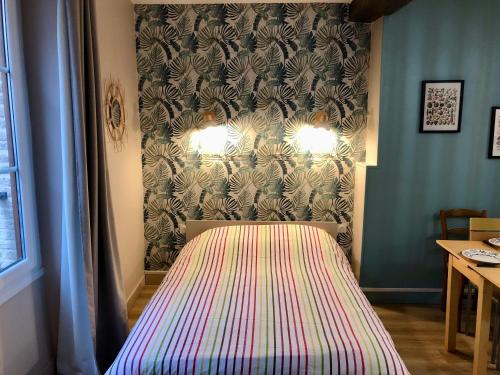Pokój z łóżkiem z kolorową narzutą w obiekcie L'Horizon Dieppois- Port et Plage - Proxy Gare w mieście Dieppe
