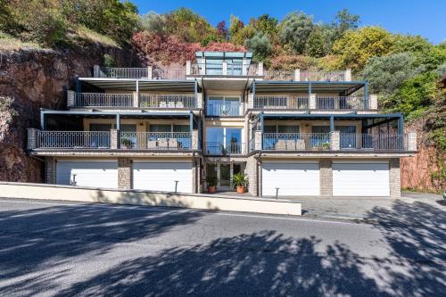 トスコラーノ・マデルノにあるResidence Virgilio Redの山側のアパートビル