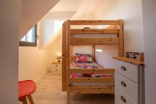 um quarto com um beliche e uma escada em Gites de Téno Bras - L'Océan em Plouharnel