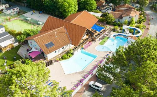 an overhead view of a house with a swimming pool at DEJEAN 178 in Soulac-sur-Mer