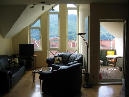 uma sala de estar com um sofá de couro e uma mesa em Wien Purkersdorf em Purkersdorf