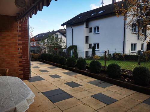 un patio con una casa y un patio con arbustos en Haus Mila, en Freudenstadt