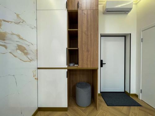 a room with a book shelf and a door at LUX Апартаменти MYFREEDOM поруч метро Театральна, Хрещатик in Kyiv