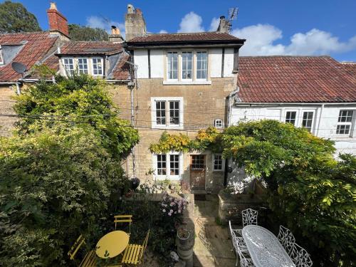 an old house with a garden in front of it at Bradford on Avon holiday cottage 4 bedroom near Bath in Bradford on Avon
