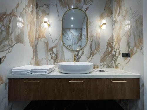 a bathroom with a sink and a mirror at LUX Апартаменти MYFREEDOM поруч метро Театральна, Хрещатик in Kyiv