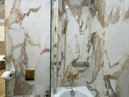 a bathroom with a shower and a sink at LUX Апартаменти MYFREEDOM поруч метро Театральна, Хрещатик in Kyiv
