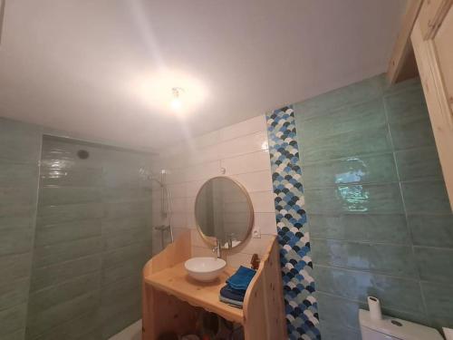 uma casa de banho com um lavatório e um espelho em Chalet La Cincia em Arvieux