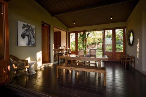 Ruang duduk di Puripai Villa Wellness & Retreat