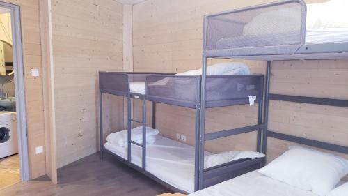 Pokój z łóżkiem piętrowym i 2 łóżkami piętrowymi w obiekcie Appartement Le soleil des Alpes w mieście Orcières