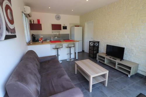 un salon avec un canapé et une cuisine dans l'établissement Accommodation Close To Pinarello Beach, à Conca