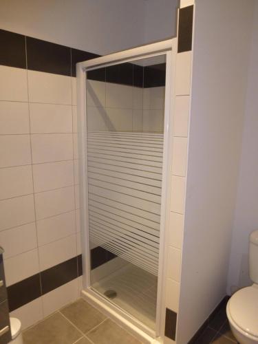 une douche avec une porte vitrée dans une salle de bain dans l'établissement Accommodation Close To Pinarello Beach, à Conca
