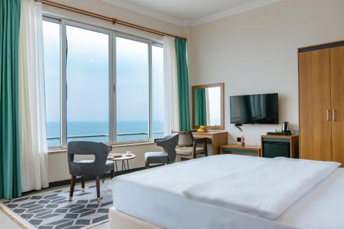 een hotelkamer met een bed en een groot raam bij Fevzi Hoca Butik Hotel in Trabzon