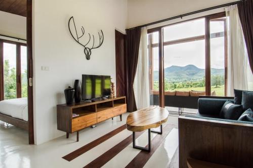Pemandangan gunung umum atau pemandangan gunung yang diambil dari resort