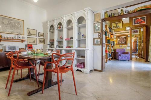 uma sala de jantar com mesa e cadeiras em Artists penthouse em Palermo