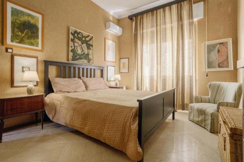 um quarto com uma cama grande e uma cadeira em Artists penthouse em Palermo