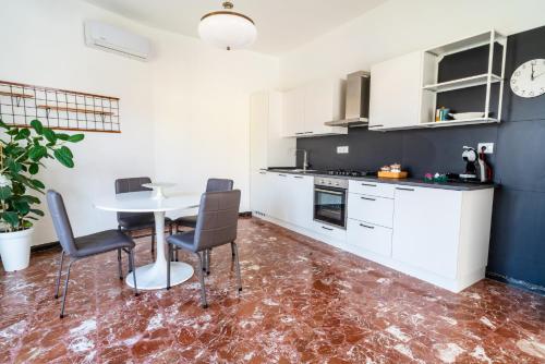 eine Küche mit einem Tisch und Stühlen im Zimmer in der Unterkunft Helianthus in Il Romito