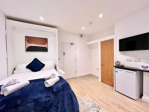 een slaapkamer met een groot bed en handdoeken bij The Beach House, The Kove, Bournemouth Beach in Bournemouth