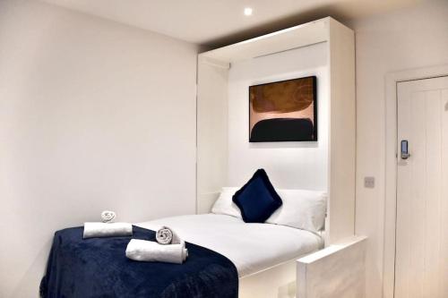 een kleine slaapkamer met een bed met handdoeken erop bij The Beach House, The Kove, Bournemouth Beach in Bournemouth