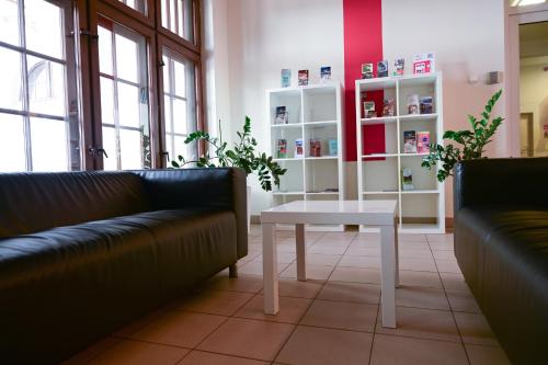 salon z 2 kanapami i stołem w obiekcie Szkolne Schronisko Młodzieżowe w Gdańsku School Youth Hostel in Gdańsk w Gdańsku