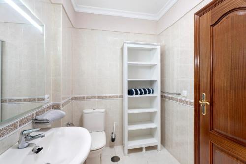 bagno con servizi igienici e lavandino di Apartamento Isla Bonita a Guía de Isora