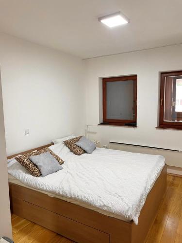 Кровать или кровати в номере Maja Apartman Bjelasnica